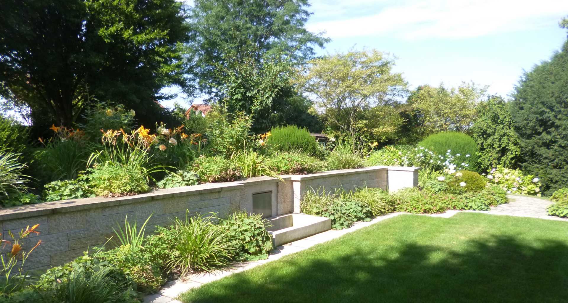 Gartengestaltung Mauerbau Brunnen Schön gestalteter Privatgarten mit Mauer und Brunnen