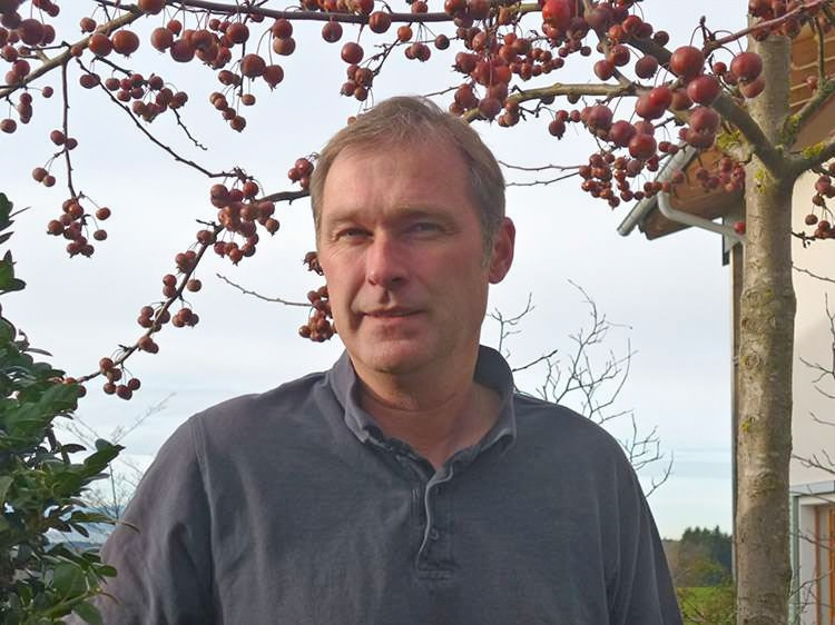 Bernd Grimm Mann in einem Garten