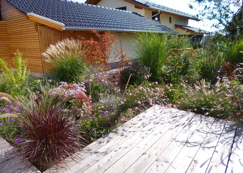 Holzterrasse mit Pflanzen